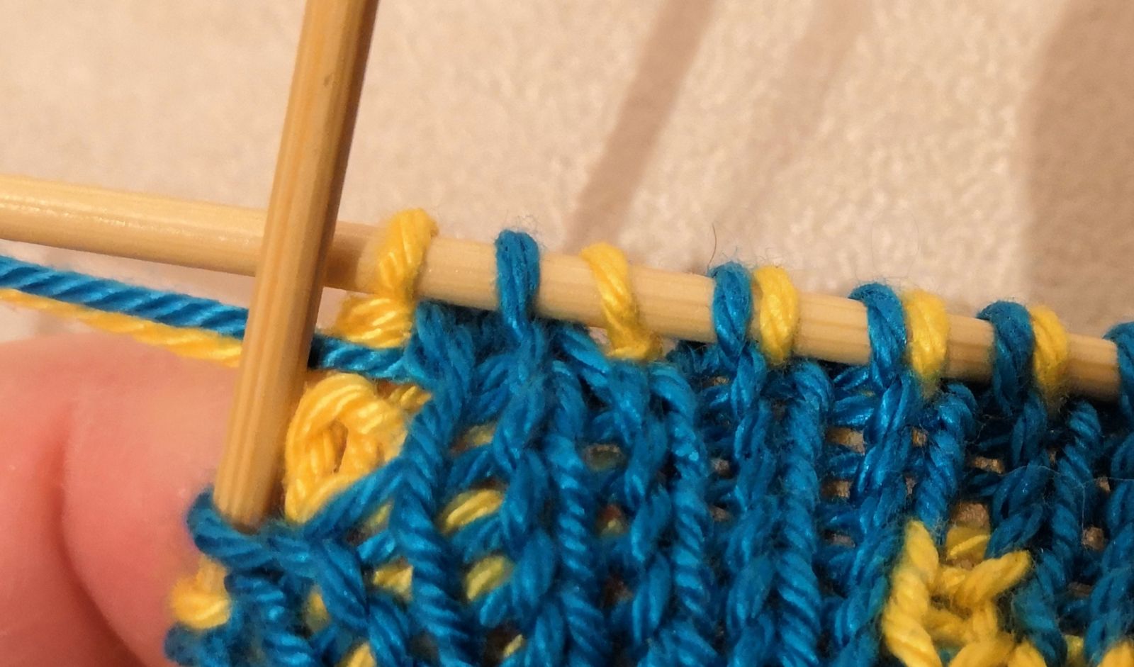 Blog-Inhaltsbild für 'Eierwärmer Sunny Morning - gestrickt in Doubleface'